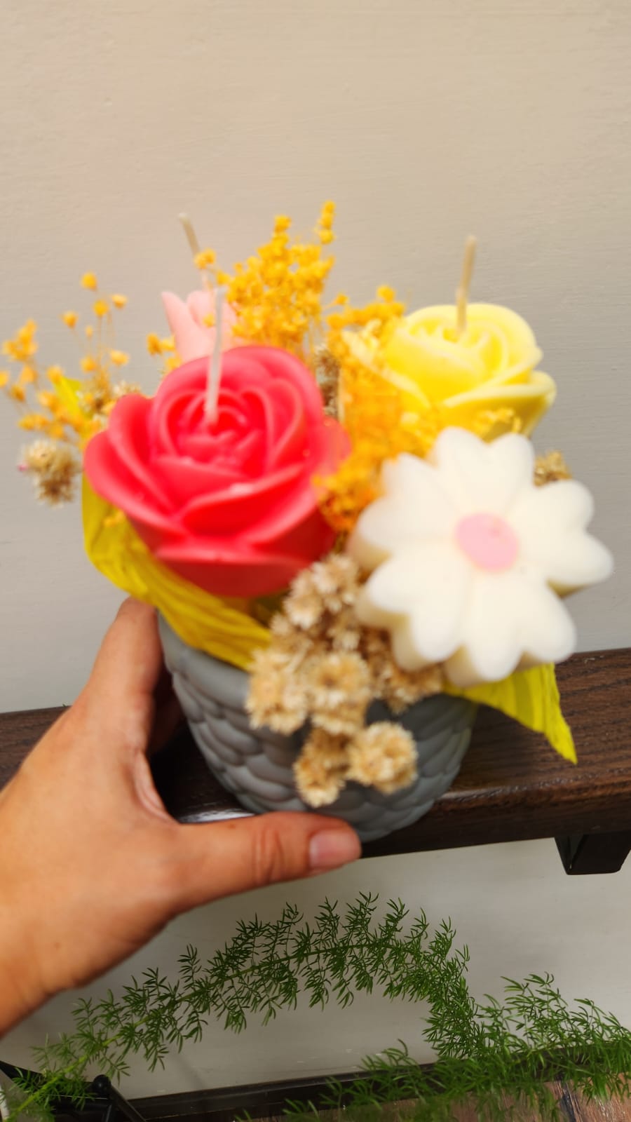 Bouquet artesanal en maceta cerámica gris ángulo lateral